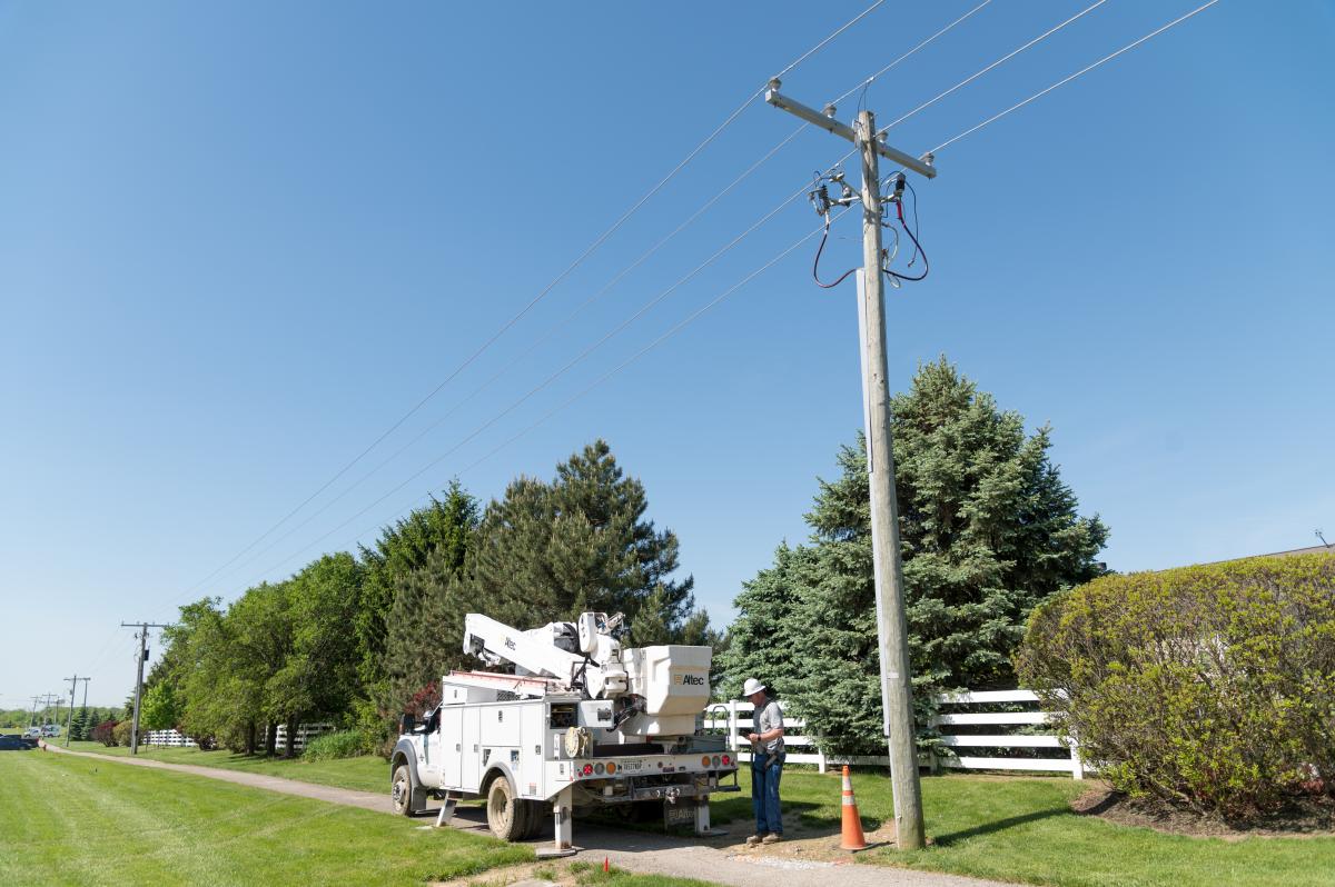 Bucket truck servicing overhead lines